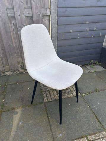Stoel met witte boucléstof