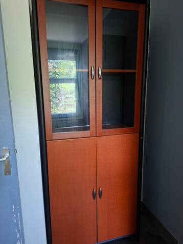 Vitrinekasten met laden en veel leg gedeelten