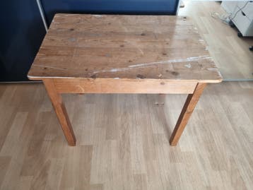 Stevige houten tafel met verfvlekken - ideaal voor klussen