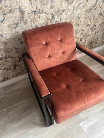 Comfortabele fauteuil met metalen frame