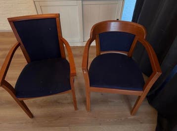 Set van 2 houten stoelen met blauwe bekleding