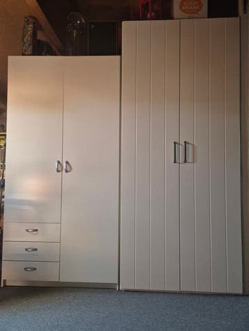 Witte kledingkast met lades en deuren