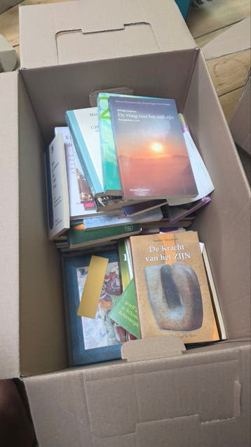 Twee dozen spirituele boeken - Gratis af te halen