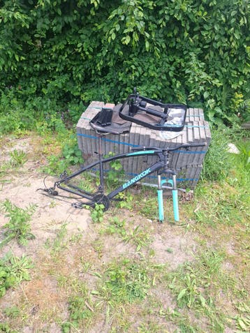 Gratis afhalen: Oud ijzer en fietsframe