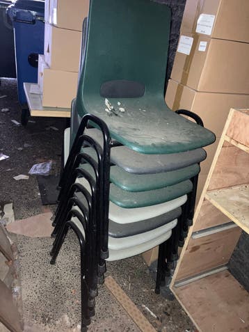 Gratis: Bijzettafel en stapelbare stoelen