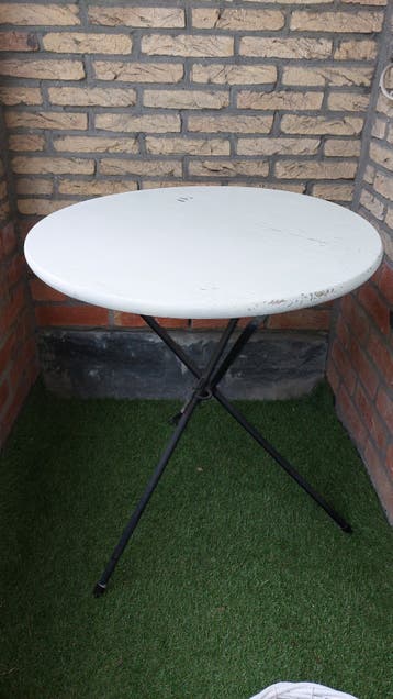 Comfortabele houten tafel met metalen poten, radius 60 cm