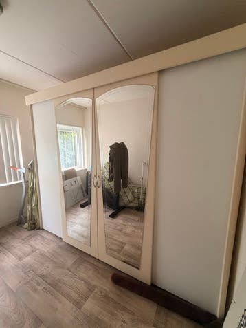Grote kledingkast met spiegeldeuren en bijpassende kaptafel