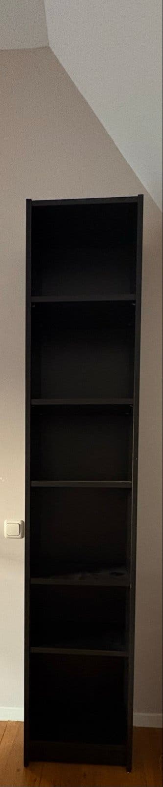 Gratis Boekenkast - Zwart, Hoog en Praktisch