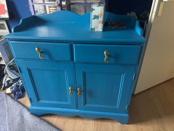 Blauwe kast zonder knoppen
