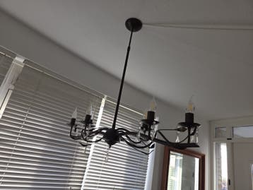 Elegante Zwarte Kroonluchter met Kristallen Details