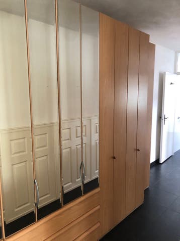 Gratis af te halen: rij kleding kasten.