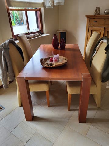 Tafel met stoelen