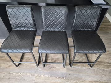 3 beschadigde barkrukken