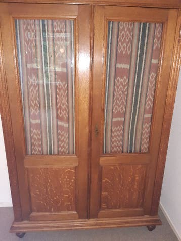 Houten kast bruin met glas