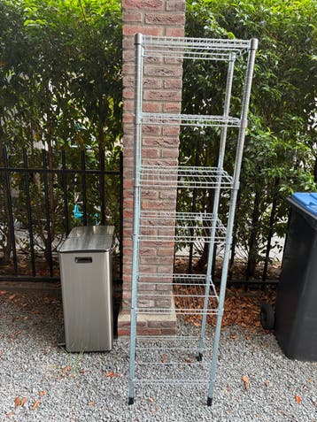 Gratis af te halen: metalen rek en prullenbak