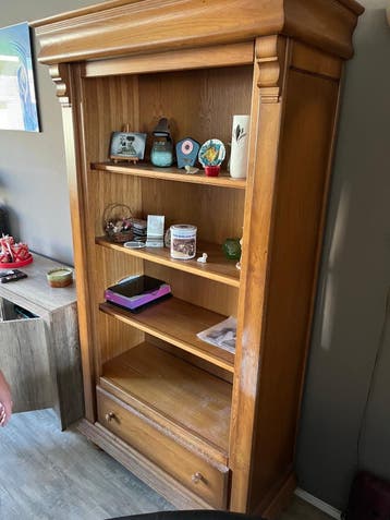 Massieve houten boekenkast met lade en planken