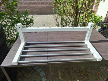 GRATIS: wandkapstok met roestvrijstalen stangen en haken