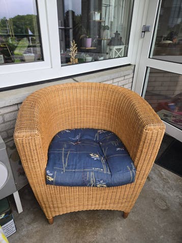 2 x Rotan stoel met kussen, gratis op te halen