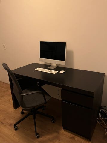 Mooi bureau met stoel, ideaal voor middelbare scholier