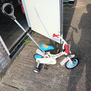 Kinderfietsje met duwstang en zijwieltjes