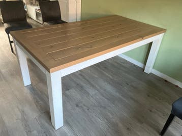 Robuuste houten eettafel met wit onderstel