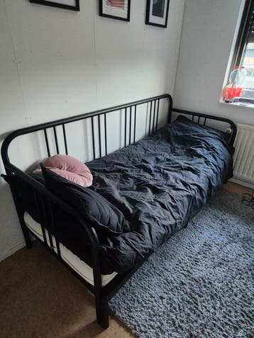 Uitschuifbaar 1-persoonsbed met 2 matrassen