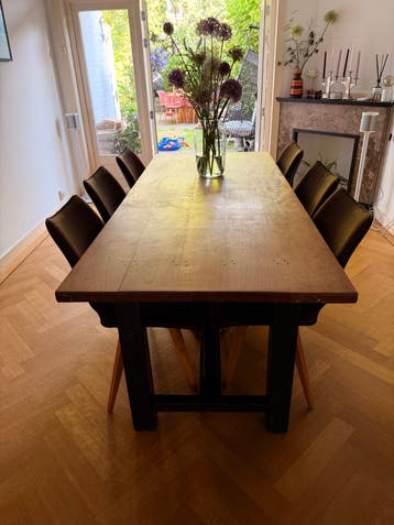 Robuuste houten eettafel met 6 stoelen