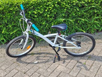 B'Twin kinderfiets 20 inch - Wit/Blauw in zeer goede staat