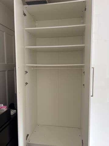 Witte pax kledingkast met planken en hangruimte