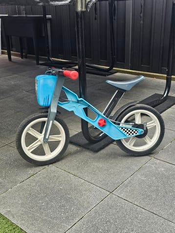 Blauwe loopfiets voor kinderen