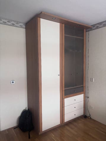 Ruime houten kledingkast met laden en hangruimte