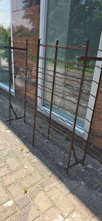 Vintage metal wijnrek, roestig, industrieel