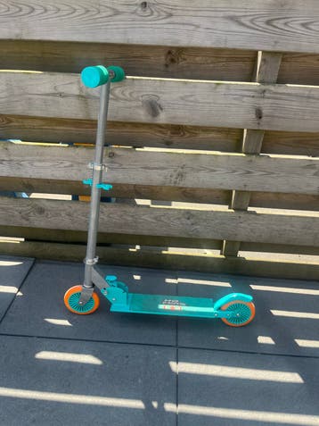 Leuke kinderstep - turquoise met oranje accenten