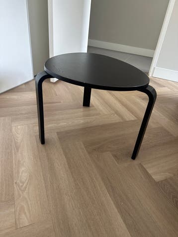 Gratis: Zwart IKEA Svalsta tafeltje met lichte beschadiging