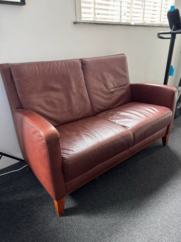 Comfortabele 2-zits leren bank - roodbruin - GRATIS