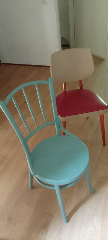 2 zeer goed uitziende leuke oude eetstoelen