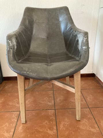 Gratis in Tynaarlo: 4 stoelen met beschadigd kunstleer