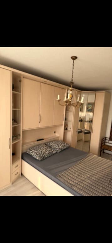 Gratis Tweepersoonsbed met ombouw en kledingkasten
