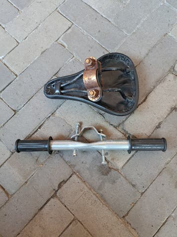 Kinderfietszadel en voetensteun