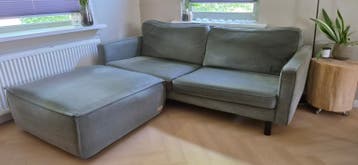 Groene bank met hocker