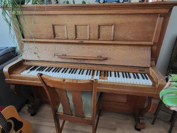 Prachtige houten Merkur piano met sierlijke details