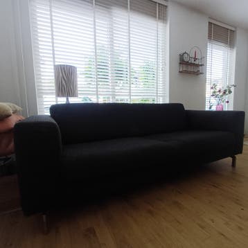 Comfortabele donkergrijze driepersoonsbank