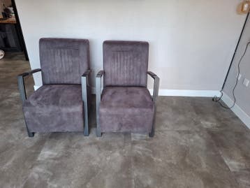 2 nette antracietgrijze stoelen
