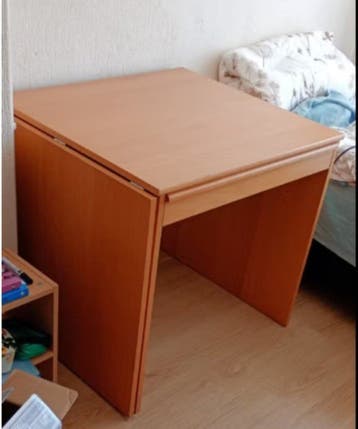Kompakt houten bureau met uitschuifbaar blad