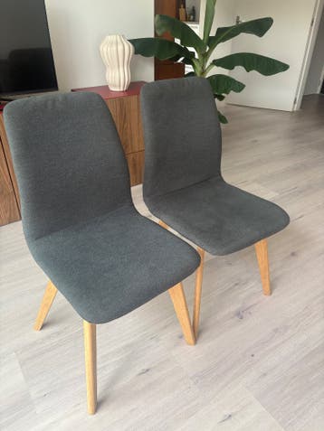 2 grijze stoelen