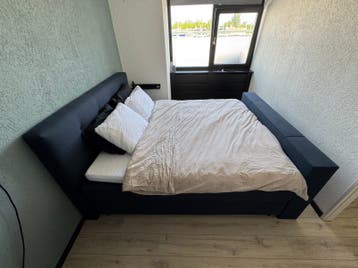 Boxspring 180x200 met TV-lift en hoofdbord. Ophalen 3juni!