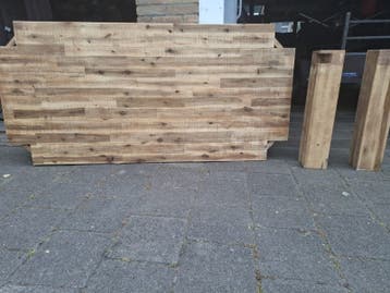 Een nette eetkamertafel met 4 leren stoelen