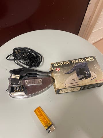 Gratis: Vintage Reisstrijkijzer - Compact en Functioneel