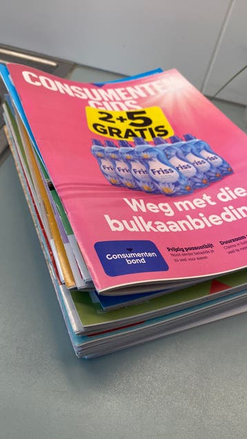 Stapel consumentengids van 2024, 2025 en 2026
