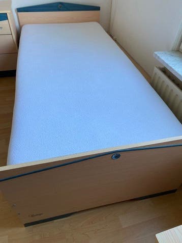bed,bureau en nachtkastje